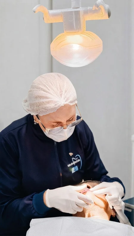 Cirurgiã-dentista da Odonto Saúde durante um atendimento