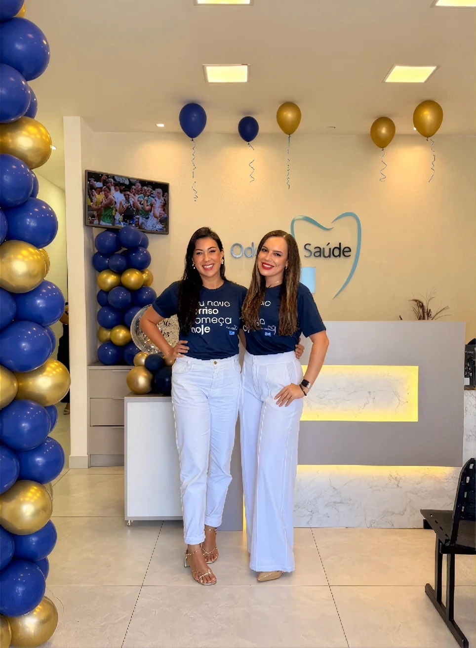 Equipe da Odonto Saúde na recepção da clínica, em Cobilândia
